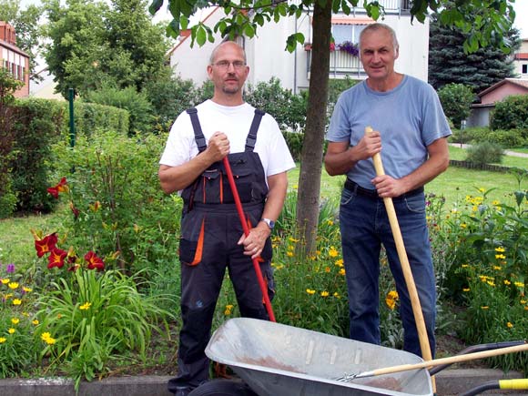 Unsere Hausmeister Herr Wichmann (links) und Herr Frederich (rechts). Unsere Hausmeister Herr Wichmann (links) und Herr Frederich (rechts).