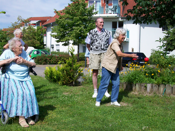 Beim Boccia spielen in Seniorenresidenz Großziethen