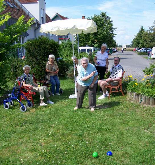 Beim Boccia spielen in Seniorenresidenz Großziethen