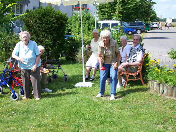 Beim Boccia spielen in Seniorenresidenz Großziethen